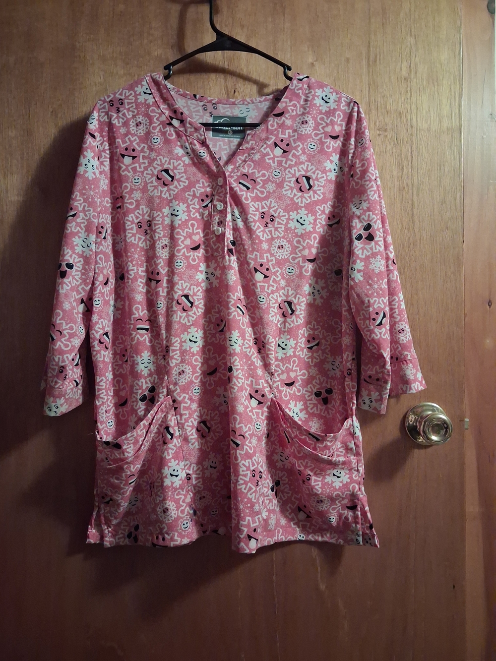 UA Scrubs Pink Snowflake. Printed Srub Top  with Pockets. 3/4 Sleeves. NWOT
